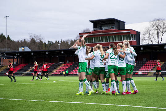 Hammarbys Bella Andersson jublar med lagkamrater