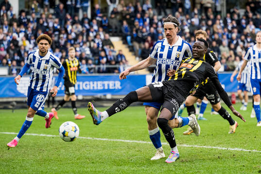 IFK Göteborgs Gustav Svensson och Häckens John Paul Dembe