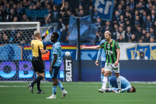 GAIS Gustav Lundgren tilldelas ett gult kort av Domare Adam