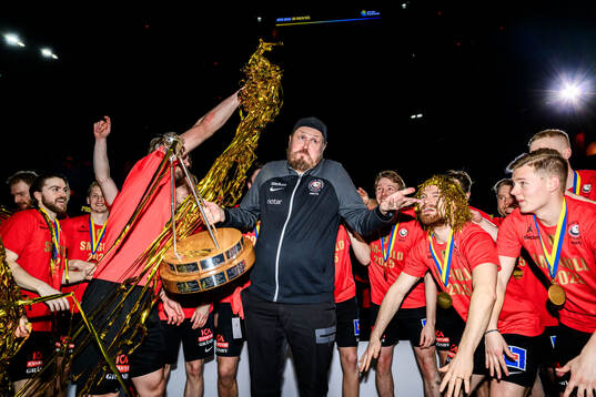 Storvretas tränare Mika Kohonen jublar