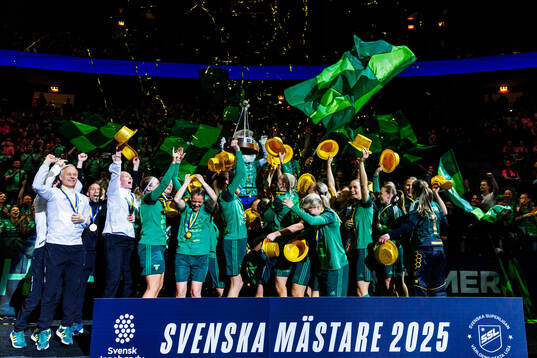 Thorengruppens spelare jublar med pokalen