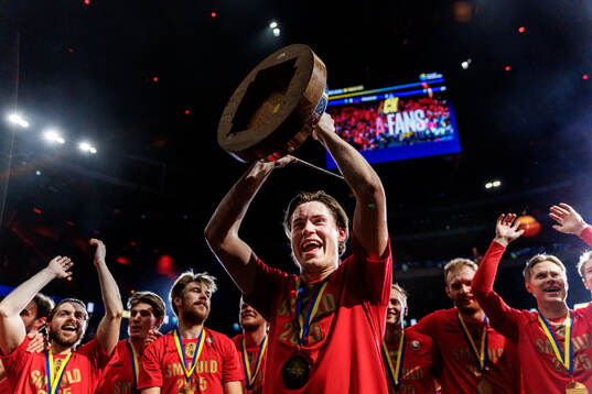 Storvretas Gabriel Kohonen jublar med pokalen