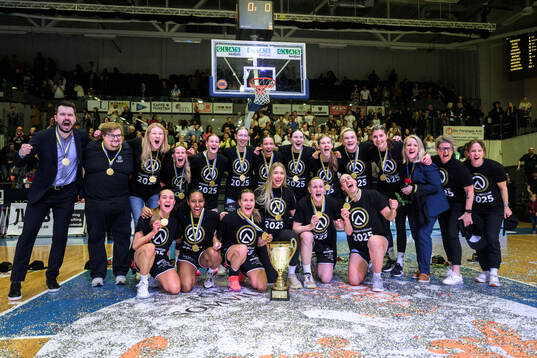 Luleås spelare och ledare jublar