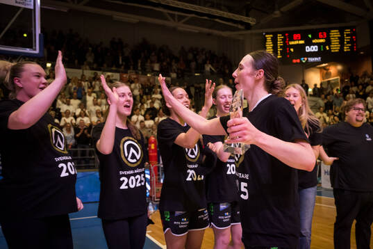 Luleås Mehryn Kraker jublar med lagkamrater