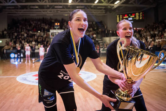 Luleås Fanny Wadling och Sofia Hägg  jublar