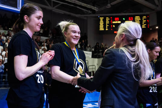 Luleås Josefin Vesterberg och Allis Nyström får
