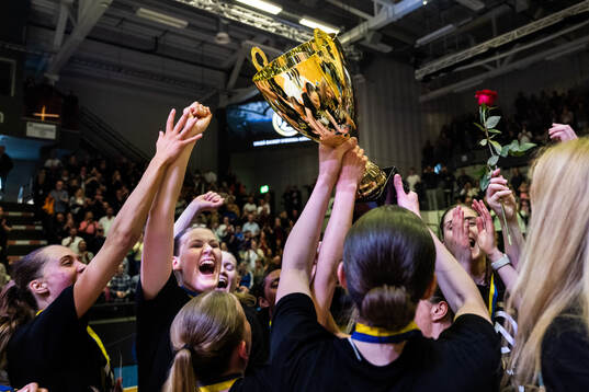 Luleås spelare jublar med pokalen