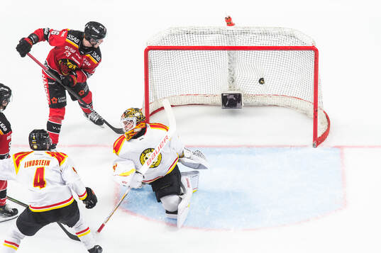 Luleås Pontus Andreasson gör 1-1 bakom Brynäs målvakt