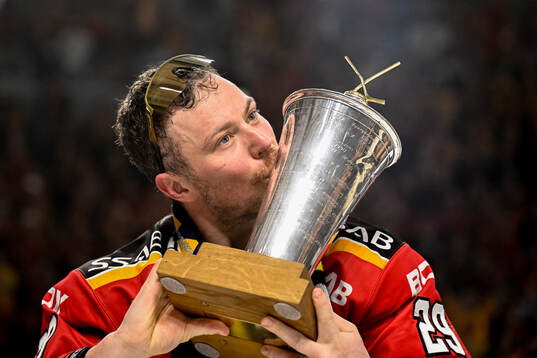 Luleås Erik Gustafsson jublar med pokalen