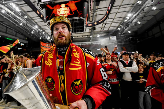 Luleås Linus Omark jublar med pokalen