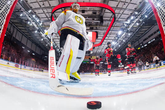 Brynäs målvakt Erik Källgren deppar och Luleås Brian