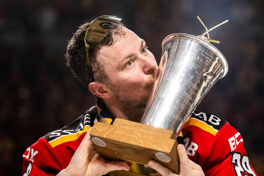 Luleås Erik Gustafsson jublar med pokalen