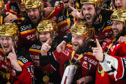 Luleås Pontus Själin jublar med lagkamrater