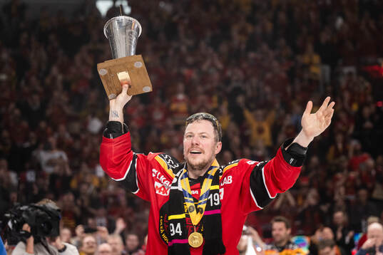 Luleås Erik Gustafsson jublar med pokalen