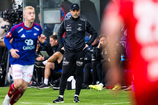 Freyr Alexandersson, head coach of Brann, looks dejected