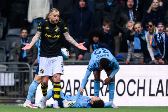 AIKs John Guidetti och Djurgårdens Keita Kosugi
