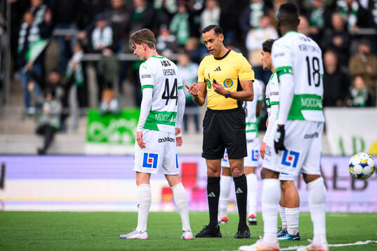 Västerås Max Larsson i samtal med och Domare Farouk Nehdi