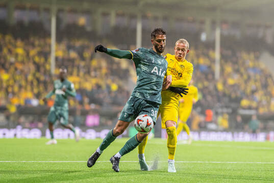 Rodrigo Bentancur of Tottenham Hotspur and Sondre Auklend