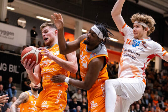 Norrköpings Shane Hunter och Keenon Cole mot Borås Lukas