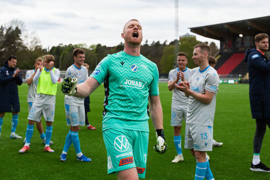 Halmstads målvakt Tim Erlandsson jublar
