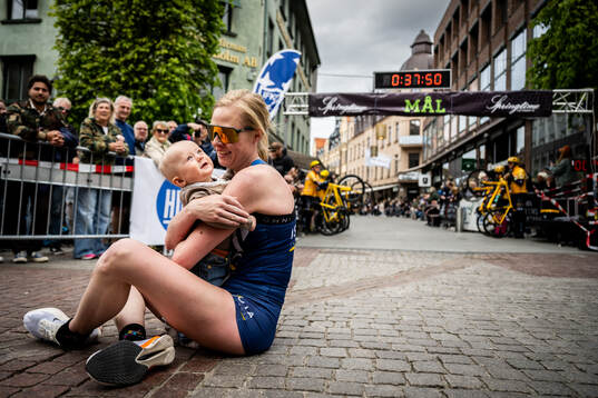Bästa kvinnliga löpare i 10 km Annelie Blomquist firar