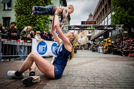 Bästa kvinnliga löpare i 10 km Annelie Blomquist firar