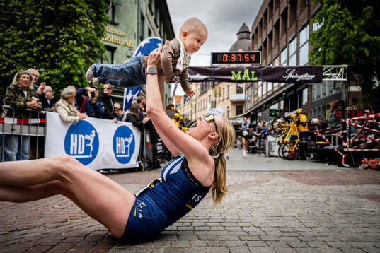 Bästa kvinnliga löpare i 10 km Annelie Blomquist firar
