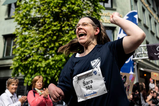 Sara Arneson i paraloppet ”Alla kan springa”