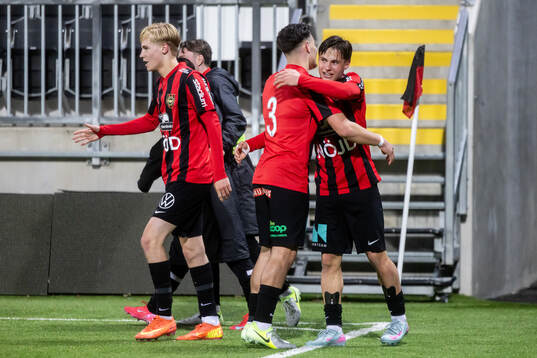 Brommapojkarnas Carl Aurell jublar med Leo Al-Kass