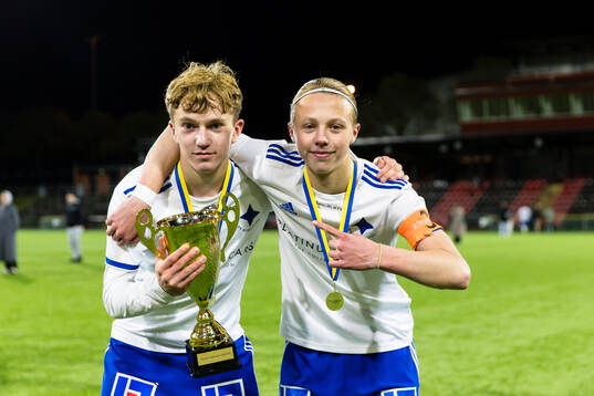 IFK Norrköpings Viggo Fälth och Elton Wahlberg med pokalen