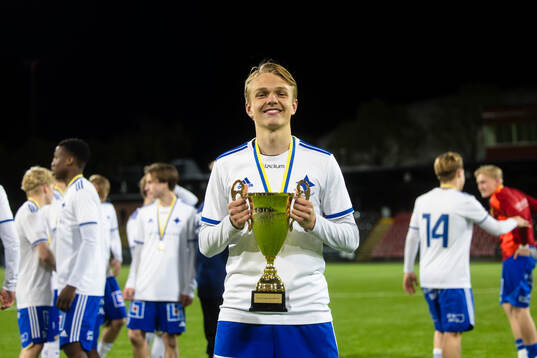 IFK Norrköpings Filip Werner med pokalen