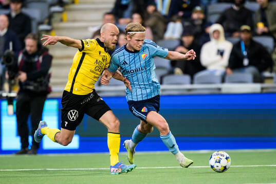 Mjällbys Viktor Gustafson och Djurgårdens Tobias Gulliksen