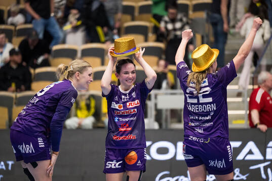 Skaras Sofia Berndtsson och Melanie Felber jublar