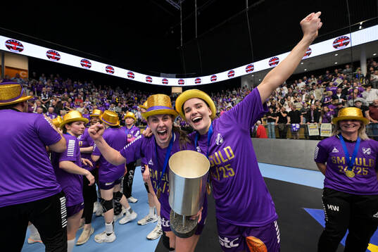 Skaras Linnea Säreborn och Aldis Asta Heimisdottir  jublar