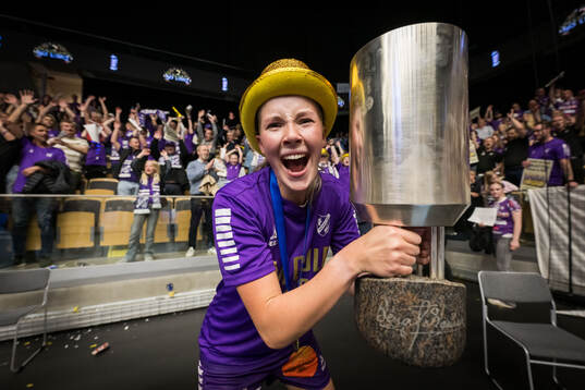 Skaras Emma Gyltman jublar med pokalen