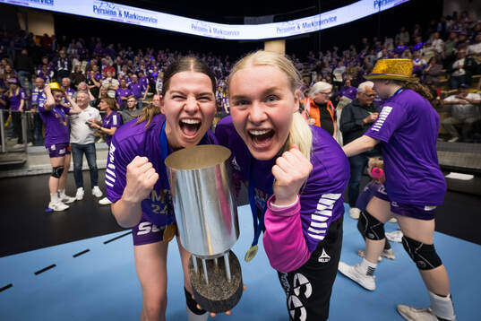 Skaras målvakt Emilie Holst Firgaard jublar med pokalen
