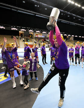 Skaras målvakt Isabella Mouratidou jublar med pokalen