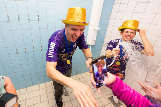 Skaras tränare Rasmus Overby och Melanie Felber  jublar