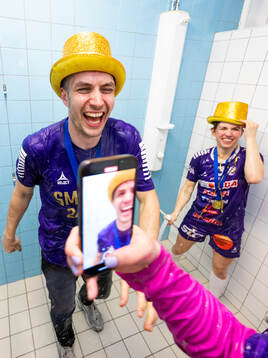 Skaras tränare Rasmus Overby och Melanie Felber jublar