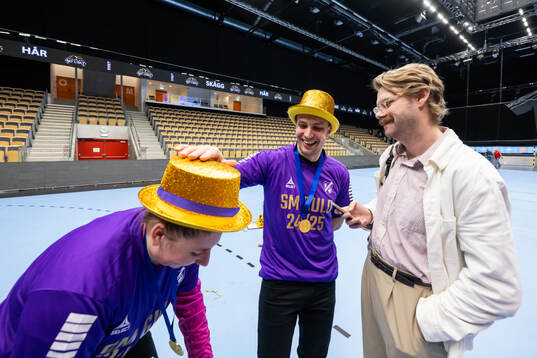 Skaras tränare Rasmus Overby och målvakt Isabella