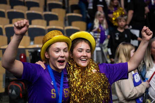 Skaras Aldis Asta Heimisdottir och Bleona Nuredini jublar