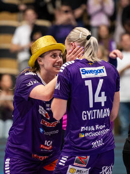 Skaras Linnea Säreborn och Emma Gyltman jublar