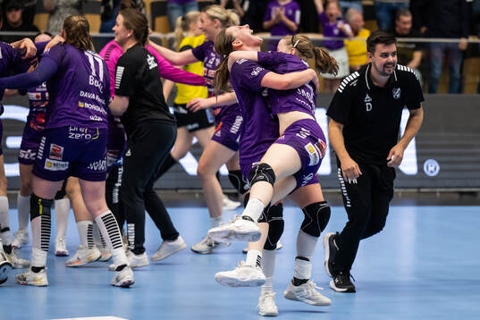 Skaras Linnea Säreborn och Evi Jaspers jublar