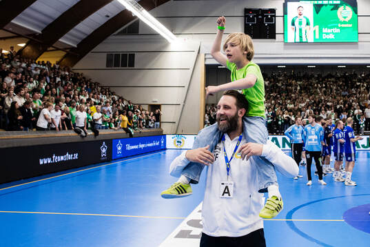 Hammarbys tränare Patrik Fahlgren jublar med sin son