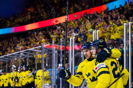 Bläddra bland fler bilder av 2025 IIHF Ice Hockey World Championship, Day 8, Sweden - Slovenia