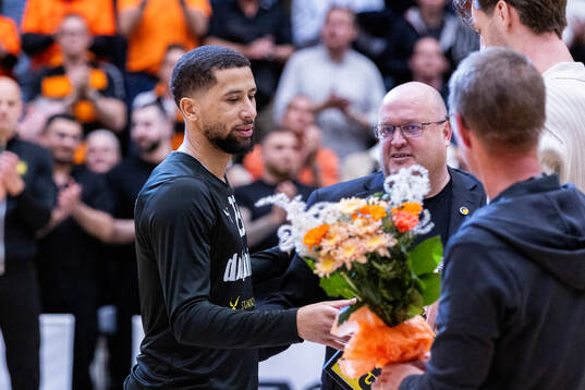 Norrköpings Marcus Tyus tar emot pris