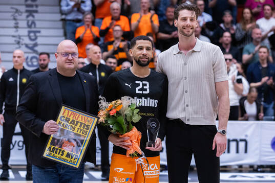 Norrköpings Marcus Tyus tar emot pris