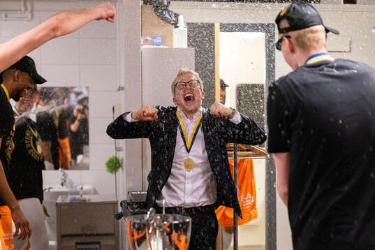 Norrköpings tränare Johs Andersen jublar i