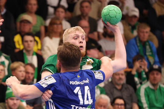 Hammarbys Richard Lindström och Ystad IFs Jonathan Wilthorn