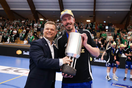 Ystad IFs Kim Andersson jublar med pokalen